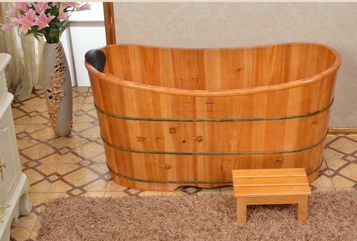 Bồn tắm gỗ có hình dáng Oval với kích thước phù hợp.