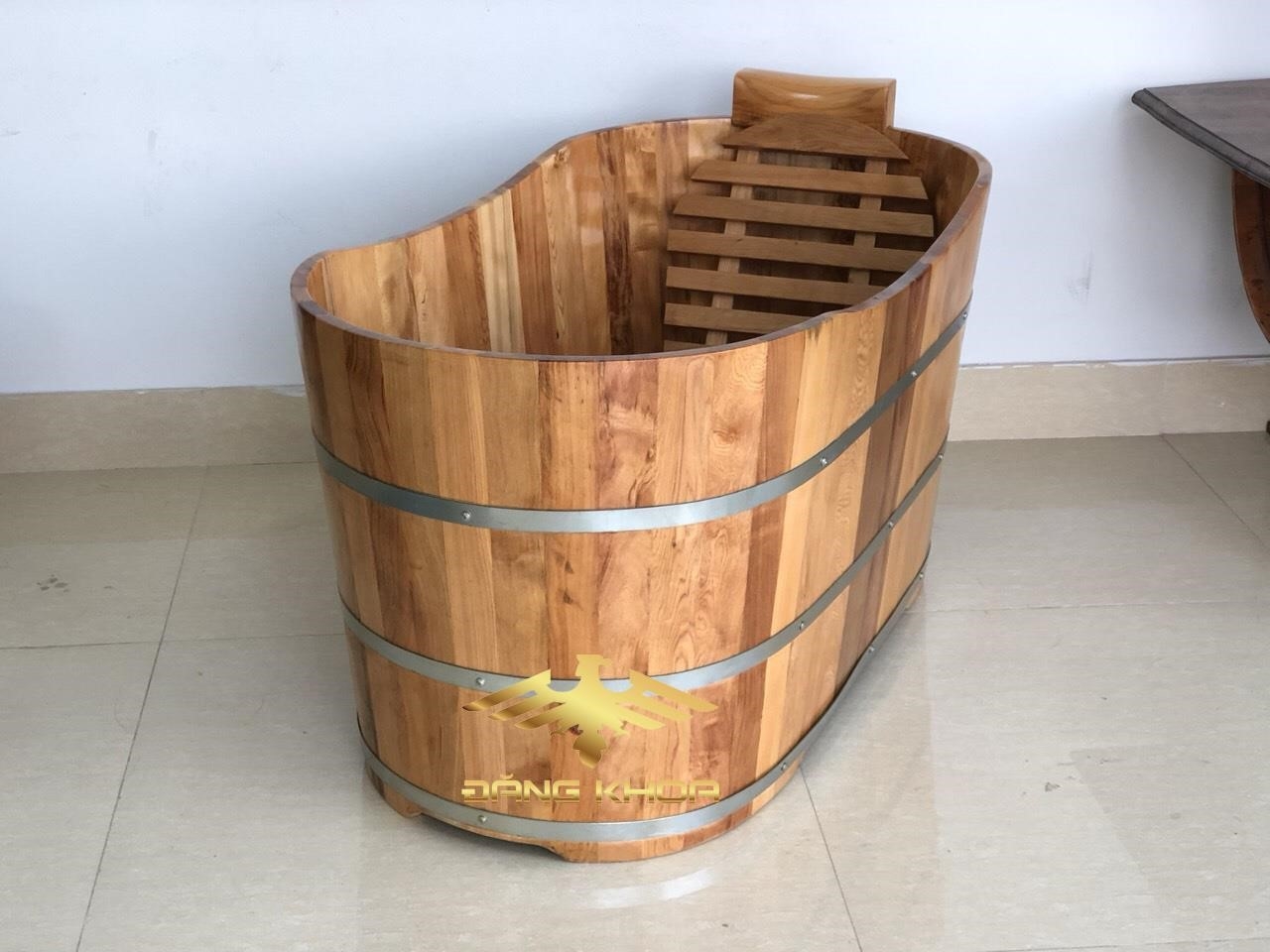 Cách sử dụng bồn tắm gỗ hình oval là phổ biến nhất.