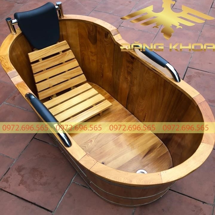 Bồn tắm gỗ có hình dáng Oval với kích thước phù hợp.