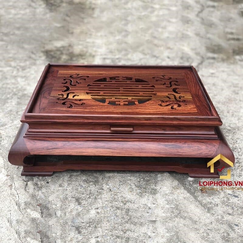 Khay trà bằng gỗ được lắp ráp từ các bộ phận nhỏ.