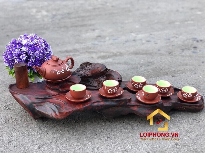 Khay trà gỗ nguyên khối là một món đồ trang trí rất đẹp và sang trọng. Chúng được làm từ một khối gỗ duy nhất và có độ bền cao. Khay trà này thường được dùng để đựng tách trà và các phụ kiện đi kèm khi sử dụng trà. Ngoài ra, nó còn có thể được sử dụng để trang trí nội thất hoặc làm quà tặng cho người thân và bạn bè.