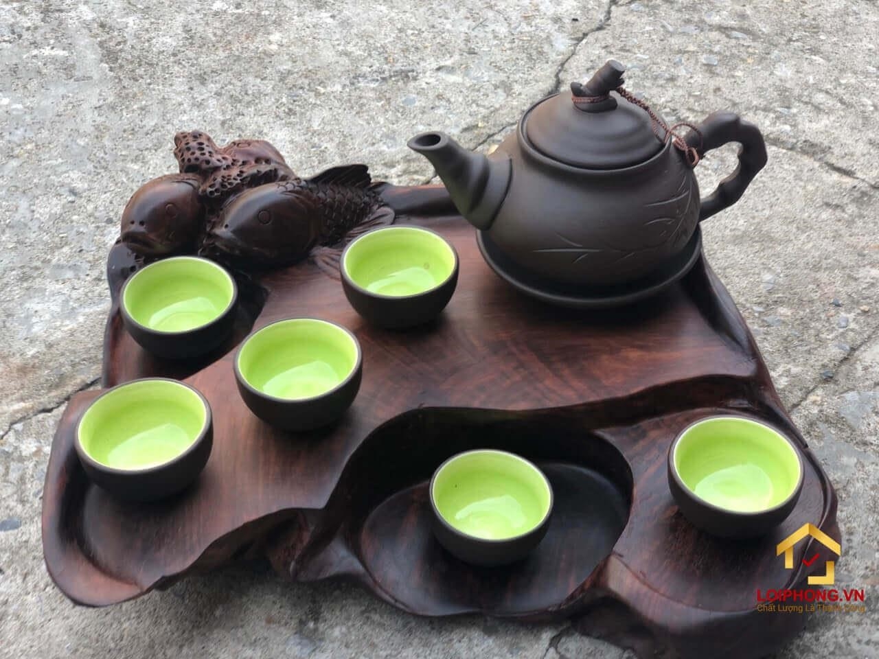 Khay trà gỗ nguyên khối là một món đồ trang trí rất đẹp và sang trọng. Chúng được làm từ một khối gỗ duy nhất và có độ bền cao. Khay trà này thường được dùng để đựng tách trà và các phụ kiện đi kèm khi sử dụng trà. Ngoài ra, nó còn có thể được sử dụng để trang trí nội thất hoặc làm quà tặng cho người thân và bạn bè.