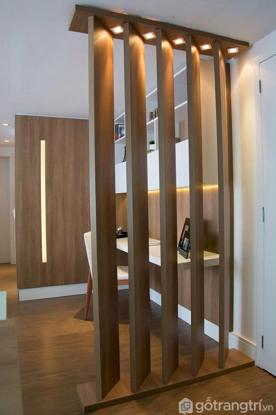 Vách ngăn phòng khách là bức tường giữa phòng khách và các phòng khác trong căn nhà. Nó được sử dụng để tạo ra không gian riêng tư cho phòng khách và giúp ngăn cách tiếng ồn và mùi hương từ các phòng khác. Vách ngăn này có thể được làm bằng nhiều vật liệu khác nhau, như gạch, bê tông, gỗ hoặc kính, tùy thuộc vào sở thích và phong cách trang trí của chủ nhà. Vách ngăn phòng khách là một phần quan trọng của kiến trúc nội thất và có thể tạo ra một