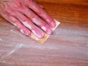 Có một cách xử lý mốc trên đồ gỗ rất hiệu quả là sử dụng thuốc tẩy. Bằng việc sử dụng thuốc tẩy, chúng ta có thể loại bỏ hoàn toàn các vết mốc trên bề mặt đồ gỗ một cách dễ dàng.