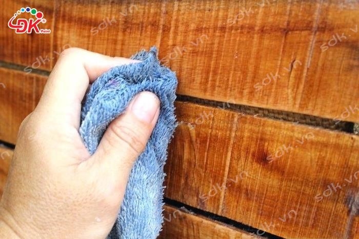 Trước khi sơn, hãy dùng một miếng vải mềm để lau sạch bụi bẩn.
