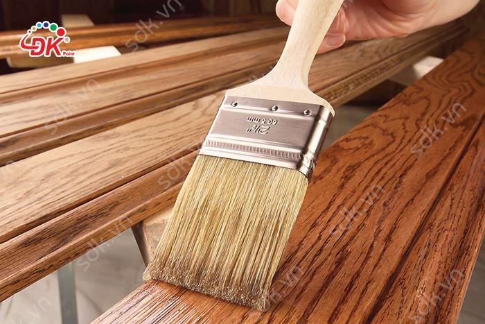 Việc sơn lớp phủ bóng làm cho sản phẩm đồ gỗ trở nên đẹp hơn và có khả năng chống trầy xước cao hơn.