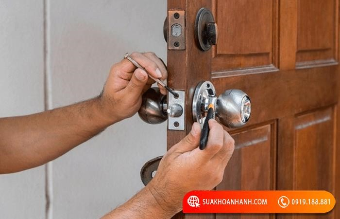 Tìm cách để mở khóa cửa gỗ bị kẹt hoặc quên chìa không phải là điều quá khó khăn nếu bạn biết những cách đơn giản. Dưới đây là những bước hướng dẫn đơn giản để giúp bạn mở khóa cửa gỗ một cách dễ dàng và hiệu quả 100%.