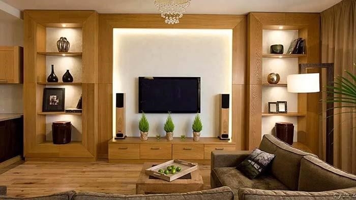 Trong phòng khách, có một tủ âm tường được chế tác từ gỗ tự nhiên với mục đích trang trí.