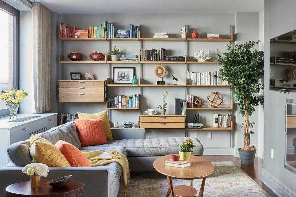Để tô điểm cho không gian phòng khách của mình, bạn có thể sử dụng kệ sách gỗ để tạo thêm sự sang trọng và ấm cúng.