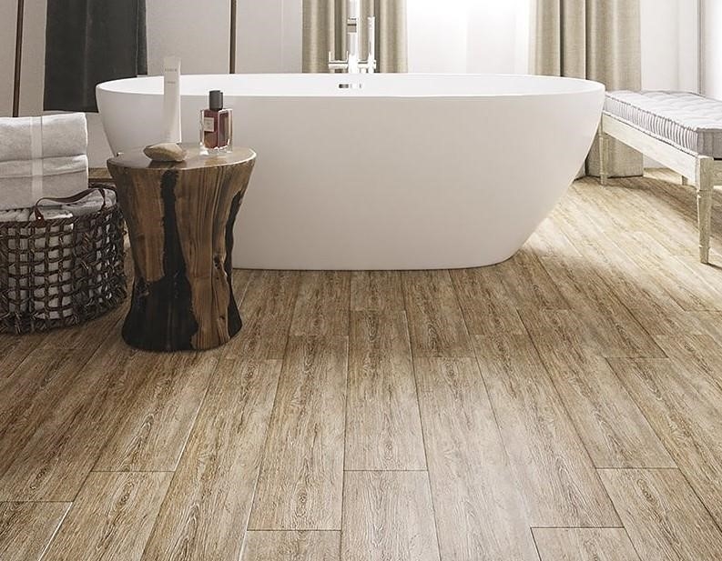 Phòng tắm được lát sàn bằng gạch có hoa văn giống như vân gỗ.