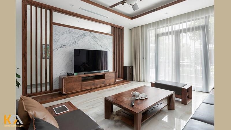 Vách tivi phòng khách chung cư được thiết kế bằng gỗ tự nhiên, tạo nên vẻ đơn giản và hiện đại.