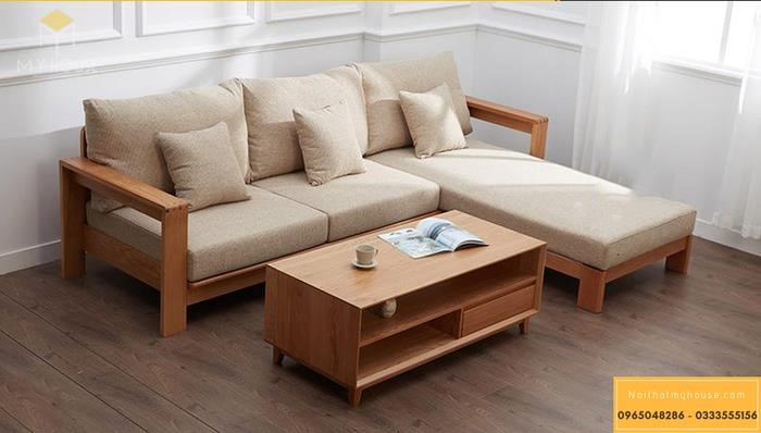 Cách bố trí bàn ghế gỗ trong phòng khách có thể được thực hiện một cách dễ dàng. Đầu tiên, bạn nên lựa chọn kích thước phù hợp cho bàn và ghế để phù hợp với diện tích phòng. Sau đó, hãy đặt bàn ở giữa phòng và bố trí các ghế xung quanh nó để tạo nên không gian trang trọng và thoải mái. Nếu không gian phòng khách của bạn hơi chật hẹp, hãy lựa chọn bàn và ghế nhỏ hơn để tiết kiệm diện tích. Bố trí bàn ghế gỗ trong phòng khách cũng