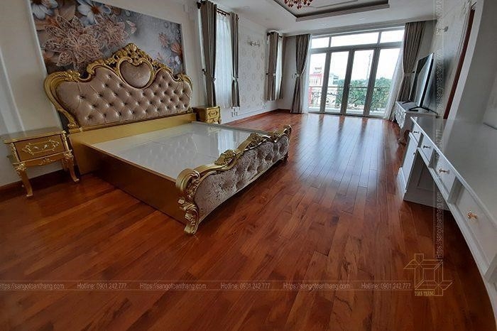 Gõ đỏ hardwood flooring tạo nên vẻ đẹp sang trọng, tinh tế cho khu vực nghỉ ngơi.