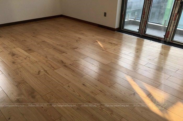 Việc lắp đặt sàn gỗ Sồi sẽ mang đến cho không gian phòng ngủ một không khí mát mẻ hơn.